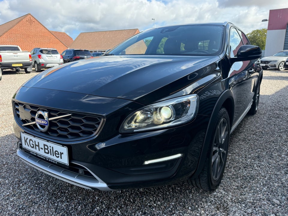 Volvo V60 CC 2,0 D3 150 Summum aut. 5d