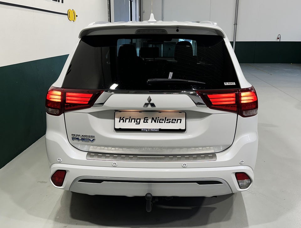 Mitsubishi Outlander 2,4 PHEV Luxury CVT 4WD 5d