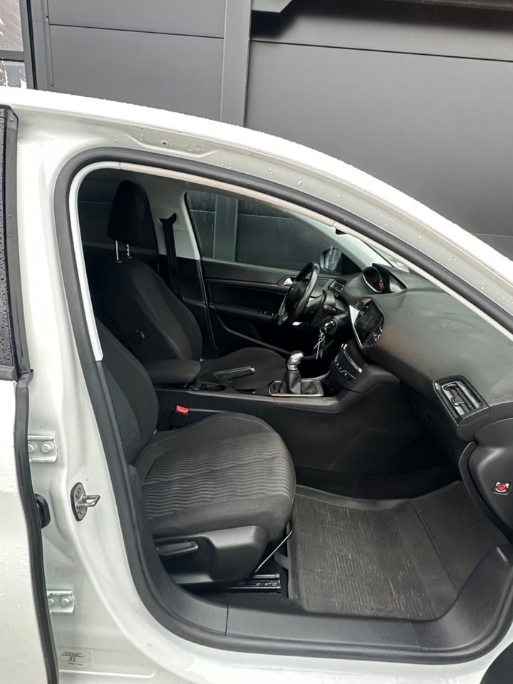 Peugeot 308 1,2 e-THP 110 Active SW 5d