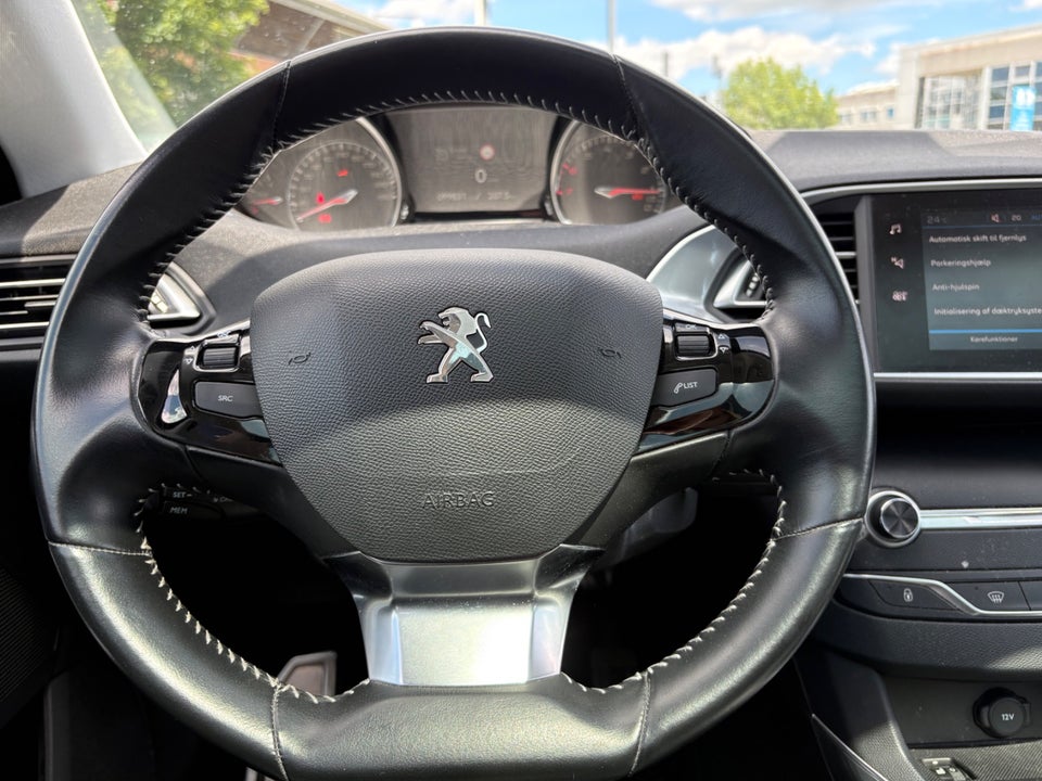 Peugeot 308 1,2 PureTech 130 Selection Sky 5d