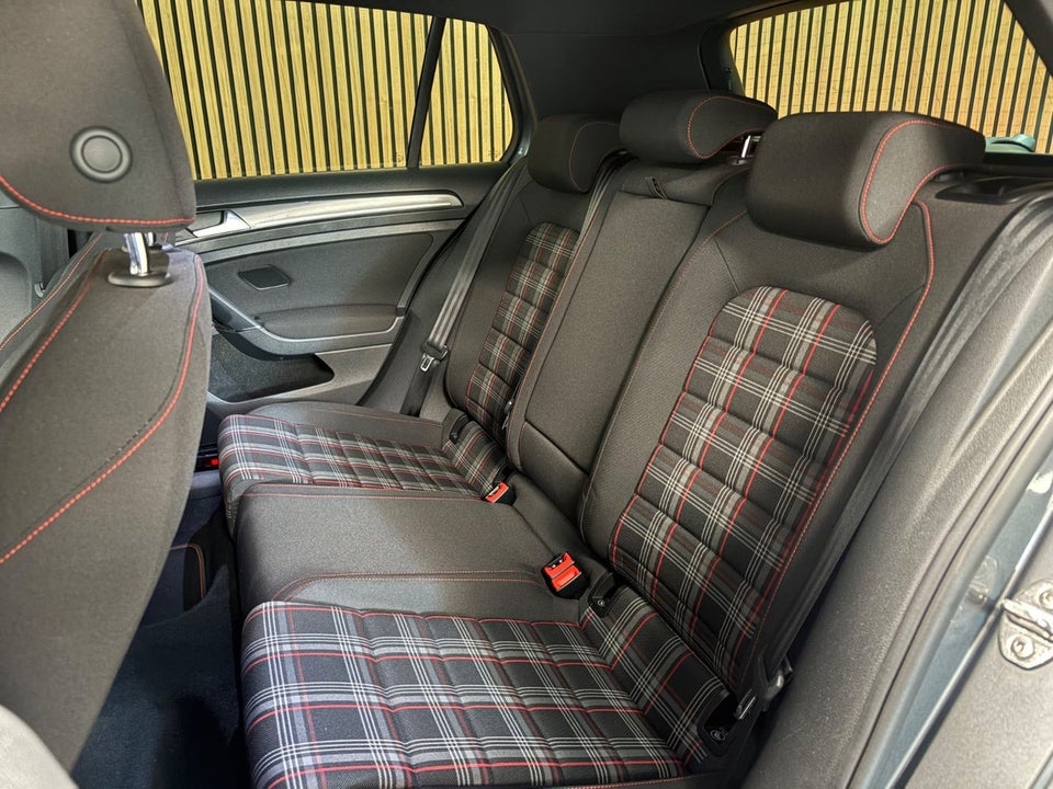 VW Golf VII 2,0 GTi Performance DSG 5d
