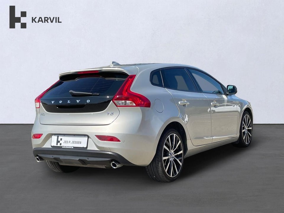 Volvo V40 2,0 T3 152 Momentum 5d