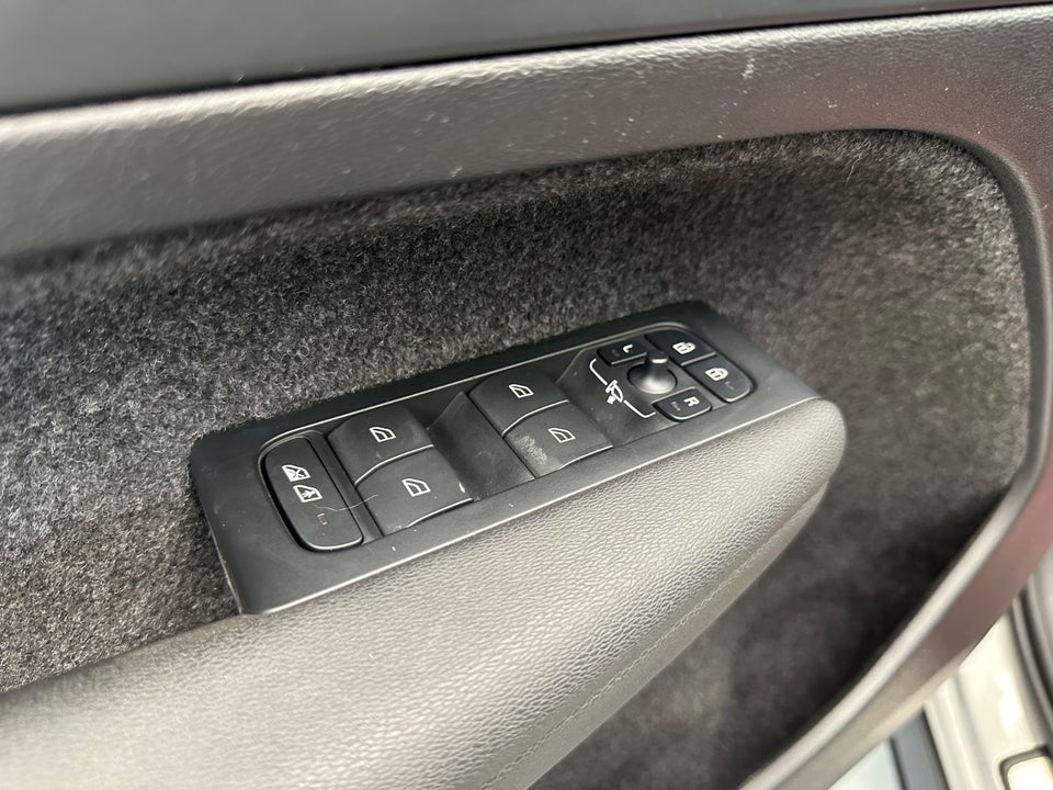 Volvo XC40 ReCharge Extended Range Plus 5d
