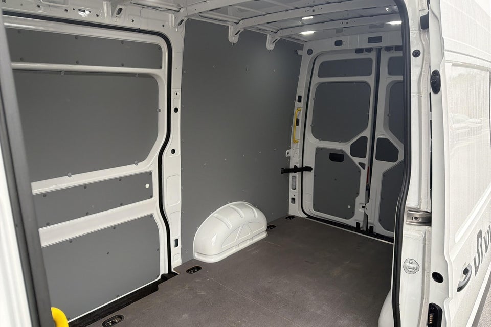 VW Crafter 35 2,0 TDi 177 Kassevogn L3H2 aut.