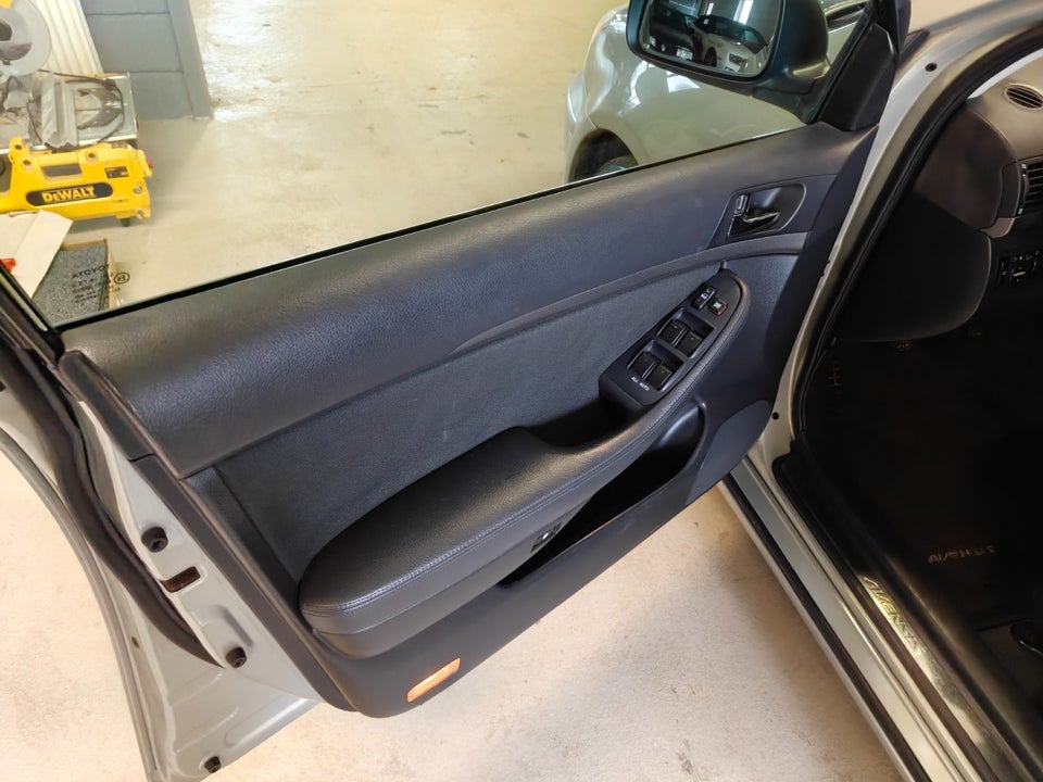 Toyota Avensis 1,8 VVT-i Sol stc. 5d