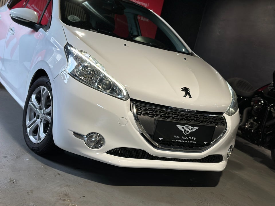 Peugeot 208 1,2 VTi Allure Sky 5d