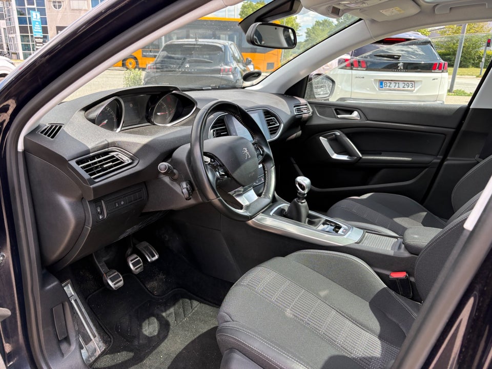 Peugeot 308 1,2 PureTech 130 Selection Sky 5d