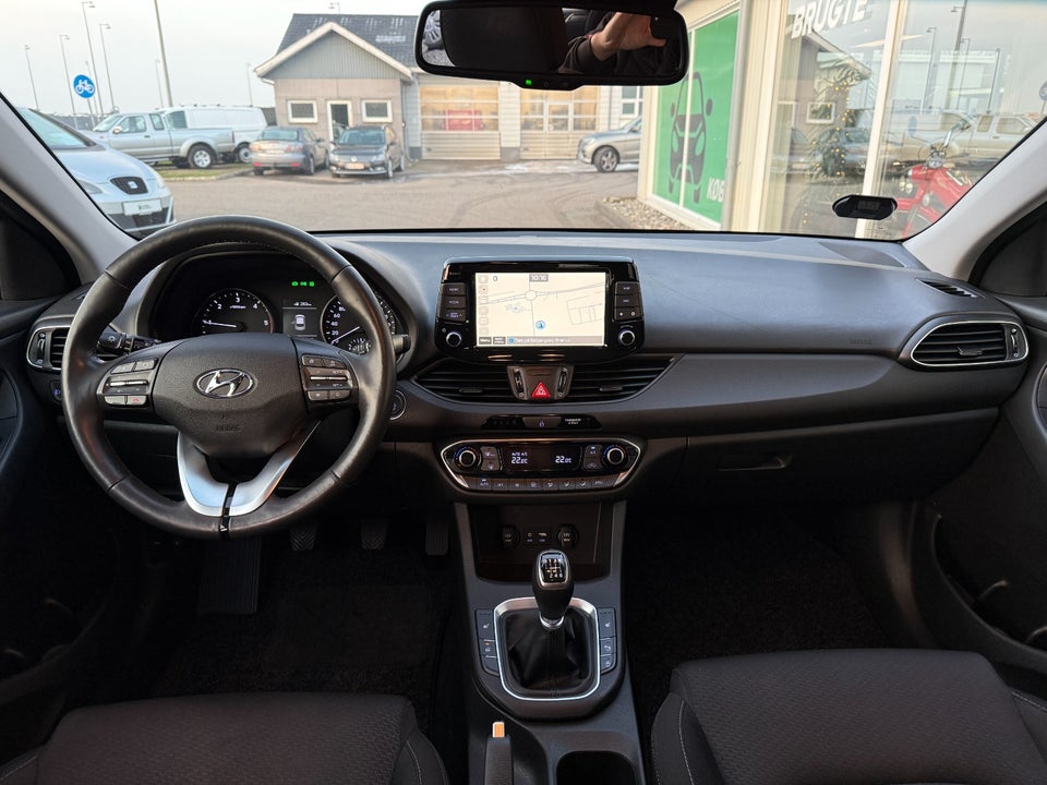 Hyundai i30 1,6 CRDi 110 Premium stc. 5d