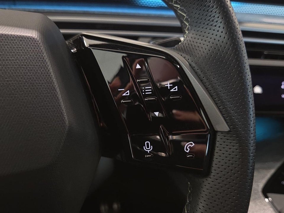 Peugeot e-3008 77 GT Pack 5d