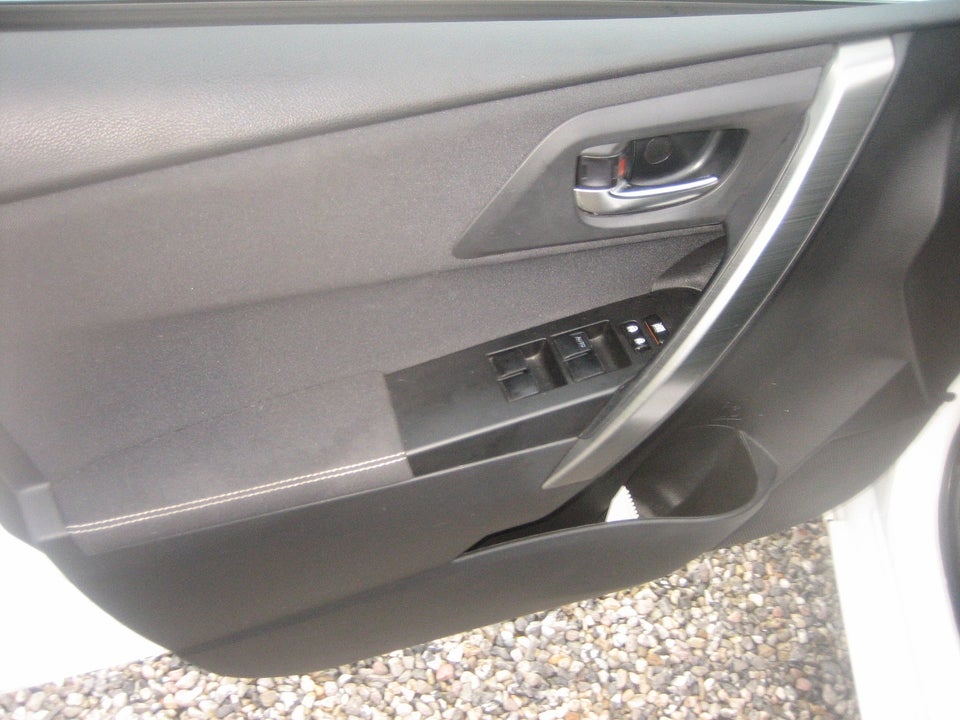 Toyota Auris 2,0 D-4D T2 Touring Sports Skyview 5d