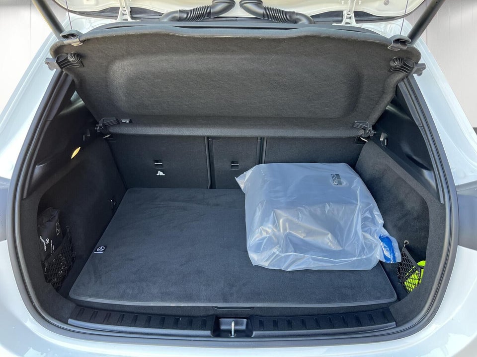 Mercedes EQA300 4Matic 5d