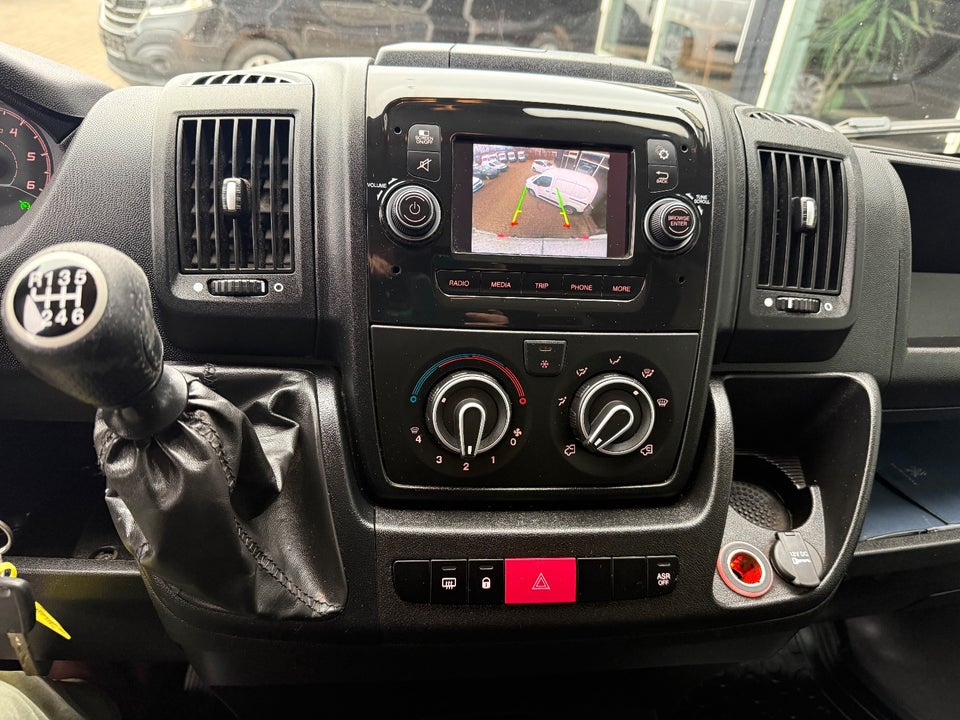 Peugeot Boxer 333 2,2 BlueHDi 140 L2H2 Premium