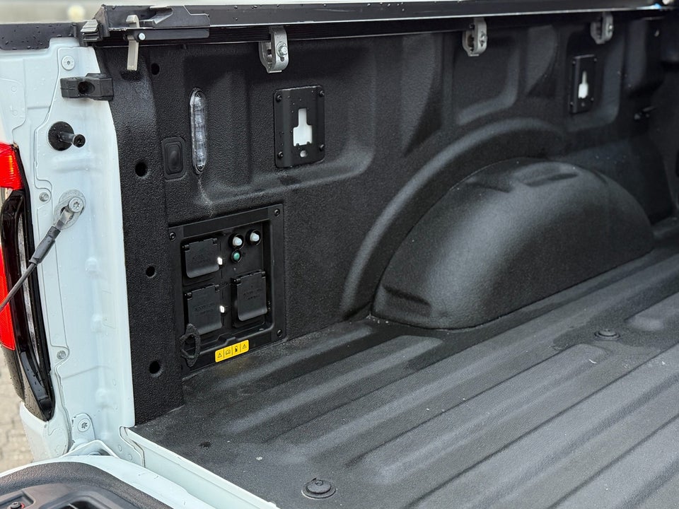 Ford F-150 Lightning Lariat Standard Range 4d