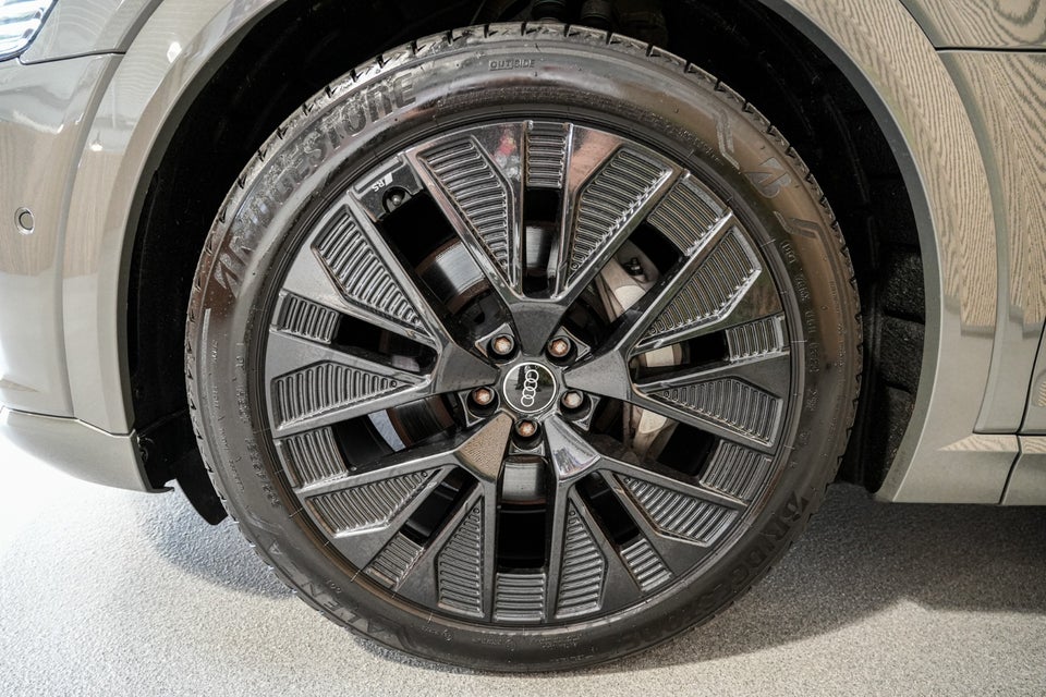 Audi Q8 e-tron 55 S-line quattro 5d