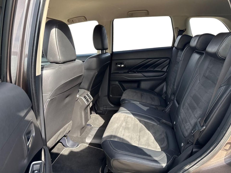 Mitsubishi Outlander 2,4 PHEV Invite CVT 4WD 5d