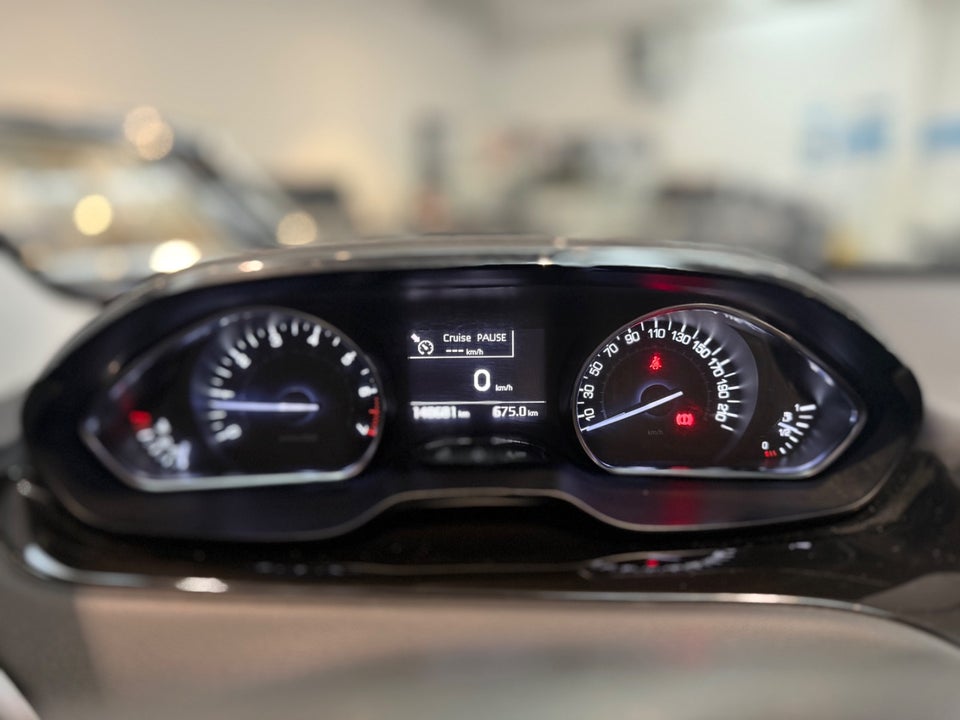 Peugeot 208 1,2 VTi Allure Sky 5d