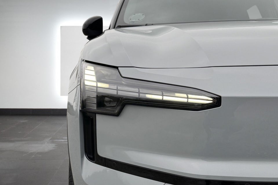 Volvo EX30 Extended Range Plus 5d