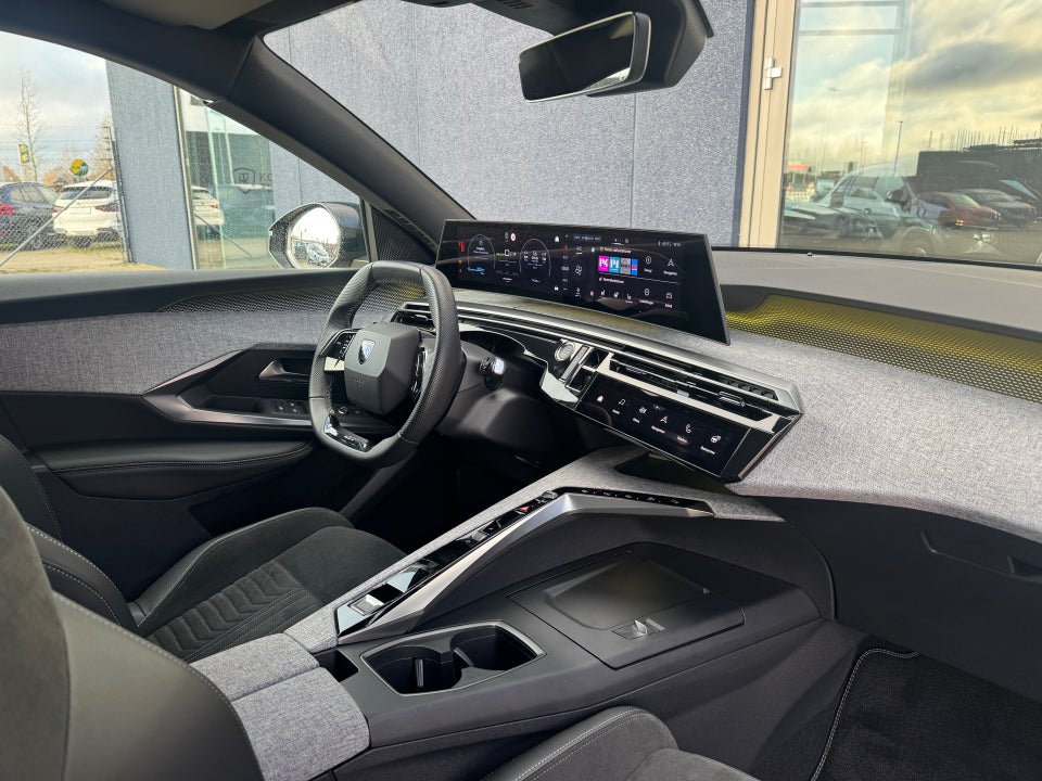 Peugeot e-3008 77 GT 5d