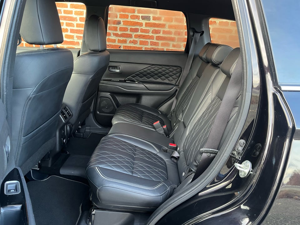 Mitsubishi Outlander 2,4 PHEV Instyle CVT 4WD 5d