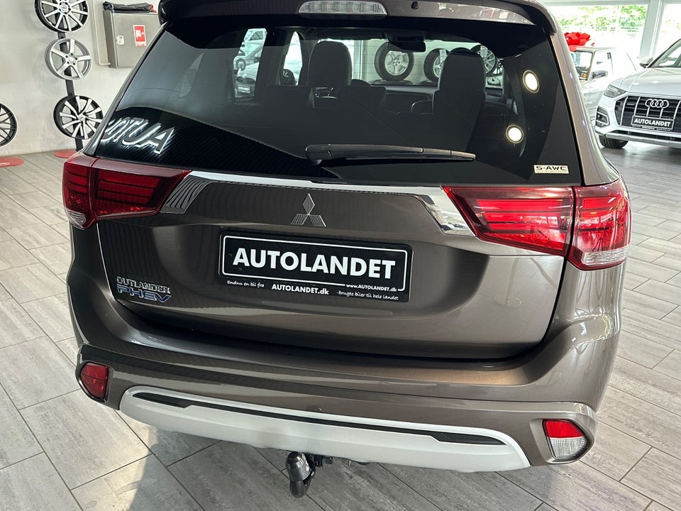 Mitsubishi Outlander 2,4 PHEV Invite CVT 4WD 5d