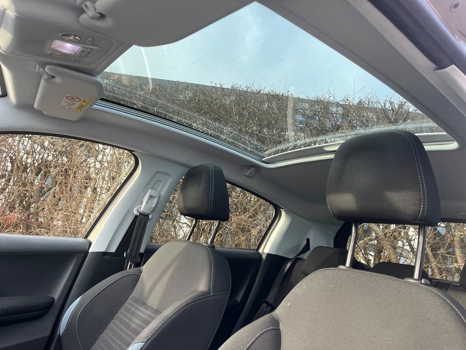 Peugeot 208 1,2 VTi Allure Sky 5d