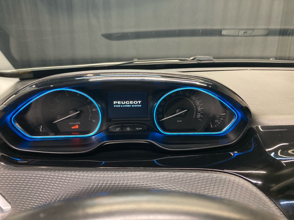 Peugeot 2008 1,2 e-THP 110 Selection Sky 5d