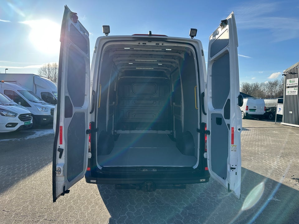 VW Crafter 35 2,0 TDi 177 Kassevogn L3H2 aut.