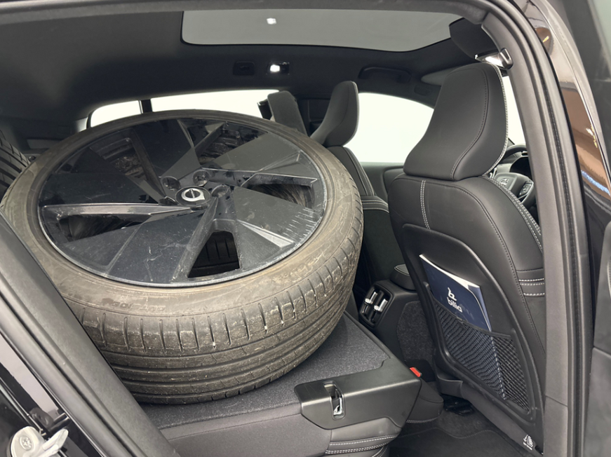 Volvo EC40 Extended Range Black Edition 5d