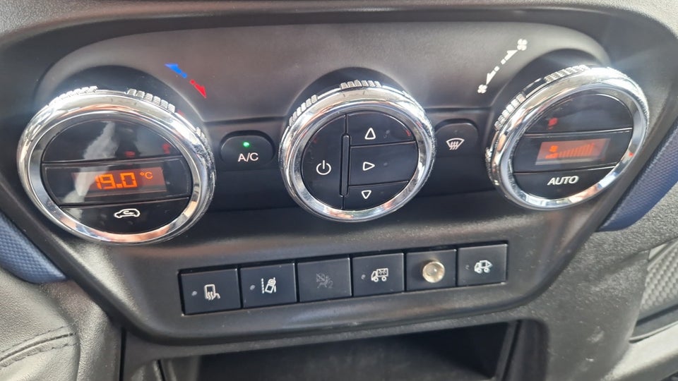 Iveco Daily 3,0 35S18 Box m/lift AG8 2d
