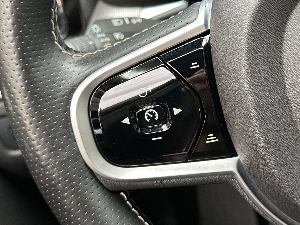 Volvo XC60 2,0 T8 407 R-Design aut. AWD 5d