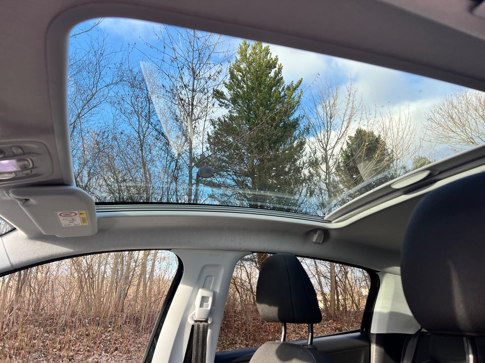 Peugeot 208 1,2 PureTech 82 Allure Sky 5d