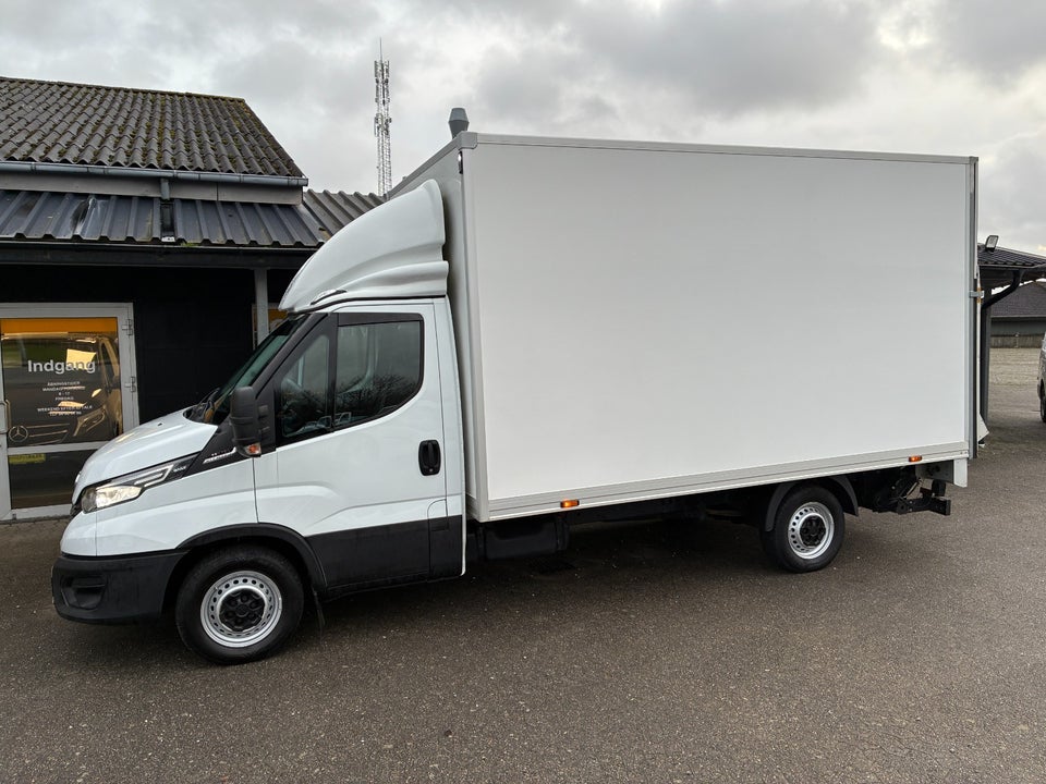 Iveco Daily 3,0 35S18 Box m/lift AG8 2d