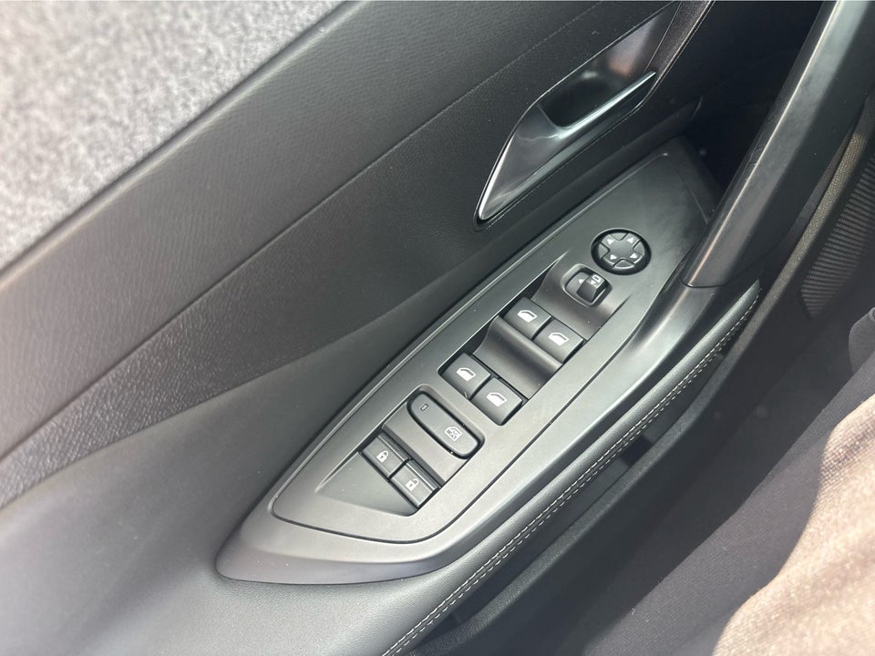 Peugeot 308 1,6 Hybrid First Selection+ EAT8 5d