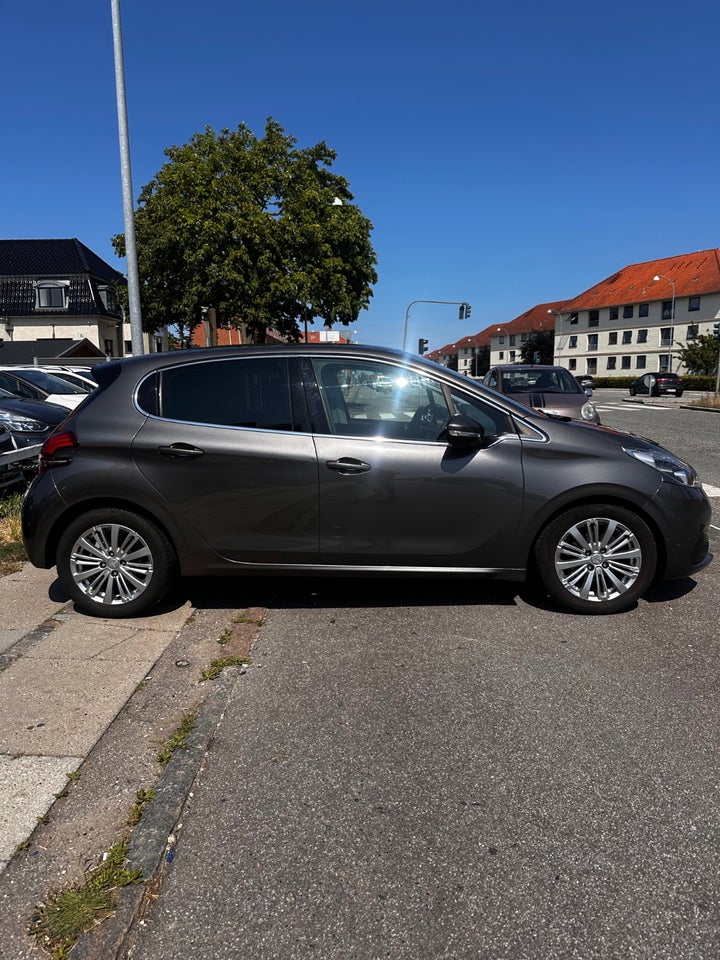 Peugeot 208 1,5 BlueHDi 100 Infinity Sky 5d