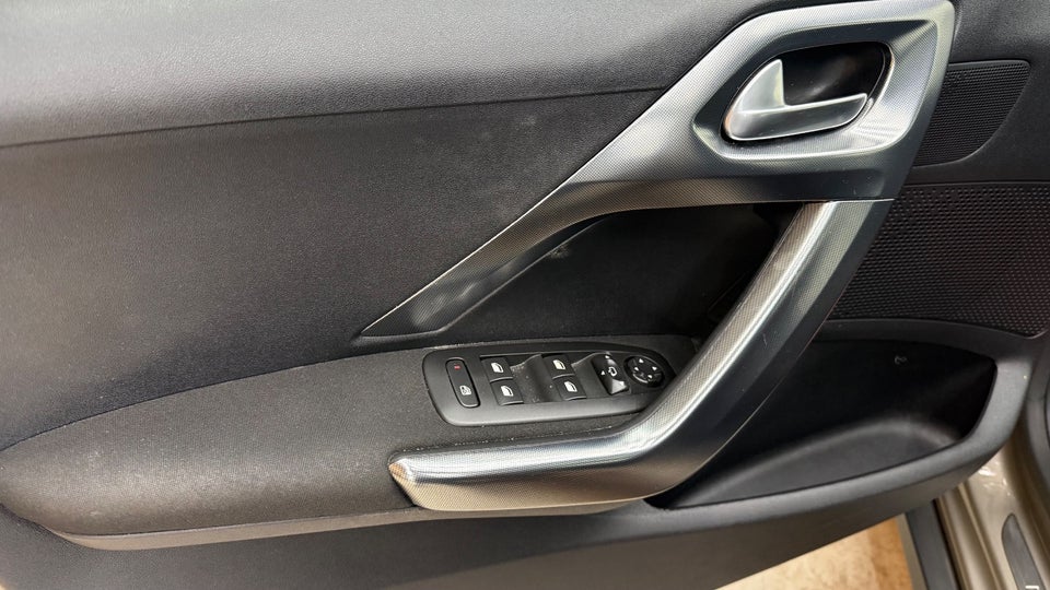 Peugeot 2008 1,2 e-THP 110 Allure Sky 5d