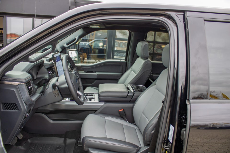 Ford F-150 131 Lightning Lariat Extended Range 4d