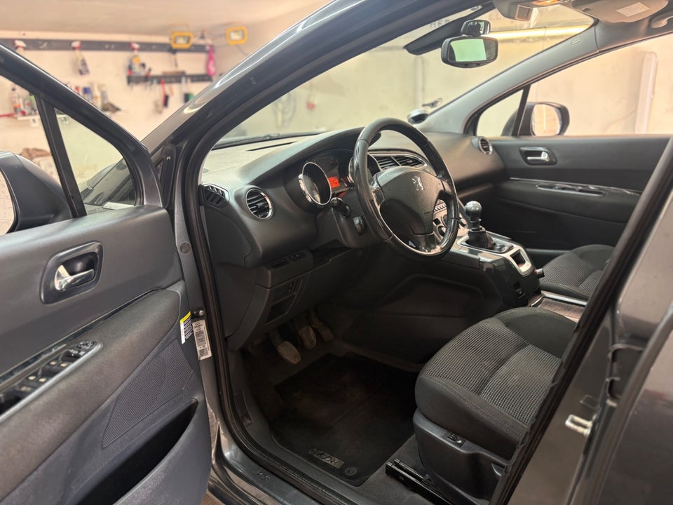 Peugeot 5008 1,6 HDi 110 Premium 7prs 5d