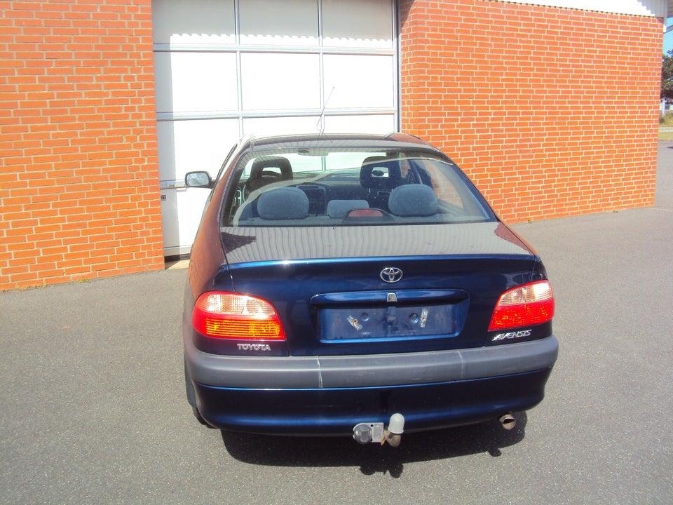 Toyota Avensis 1,8 VVT-i Natura 4d