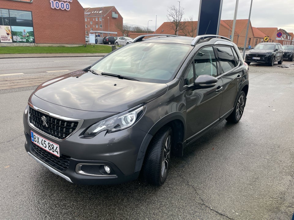 Peugeot 2008 1,2 e-THP 110 Selection Sky 5d