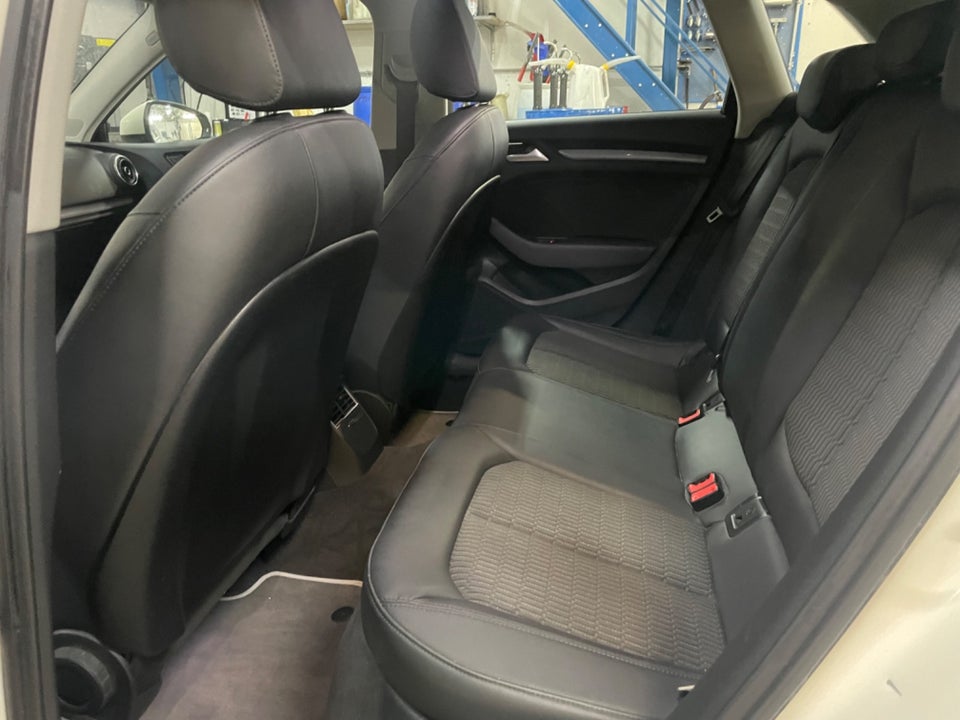 Audi A3 1,6 TDi 110 Attraction Sportback 5d