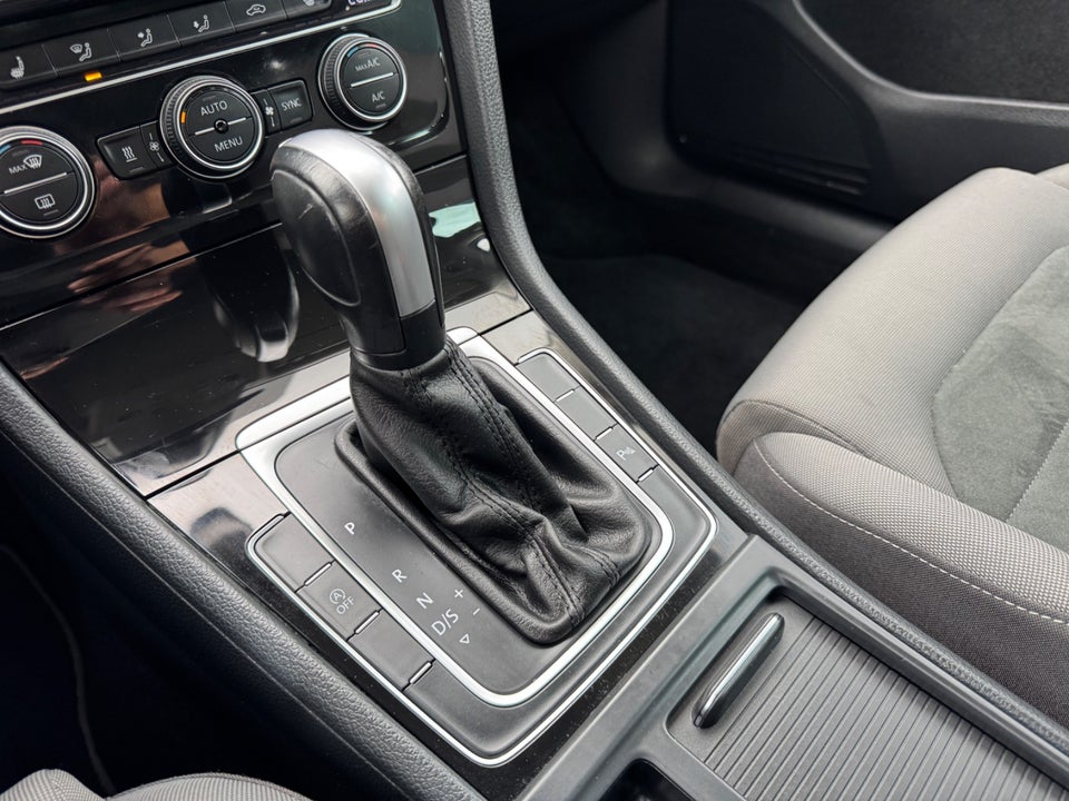 VW Golf VII 2,0 TDi 150 Highline Variant DSG Van 5d