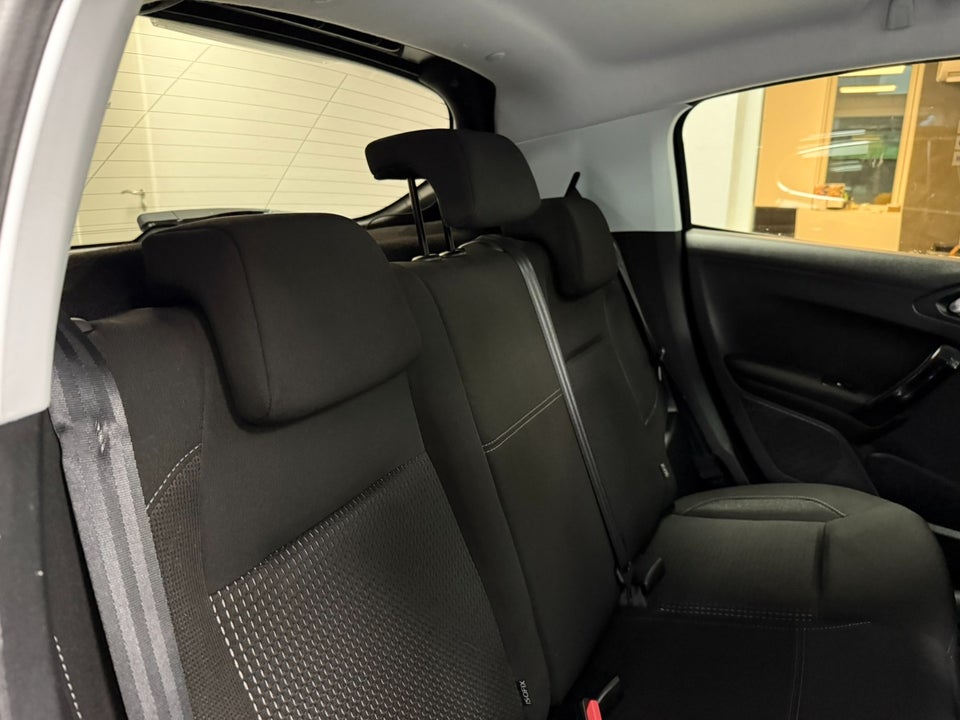 Peugeot 208 1,2 PureTech 82 Allure Sky 5d