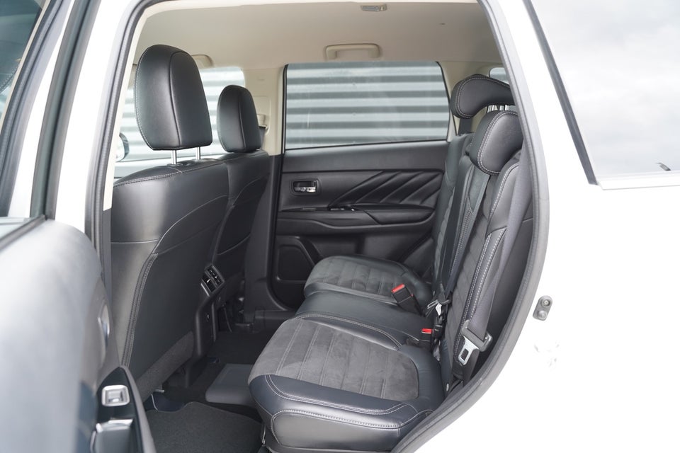 Mitsubishi Outlander 2,4 PHEV Inform+ CVT 4WD 5d