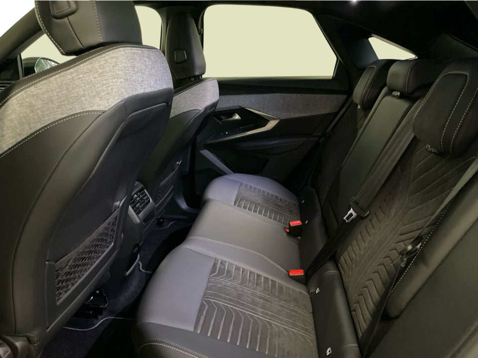 Peugeot e-3008 77 GT Pack 5d