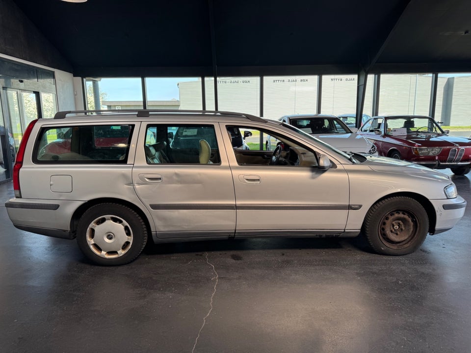 Volvo V70 2,4 D5 163 Momentum aut. 5d