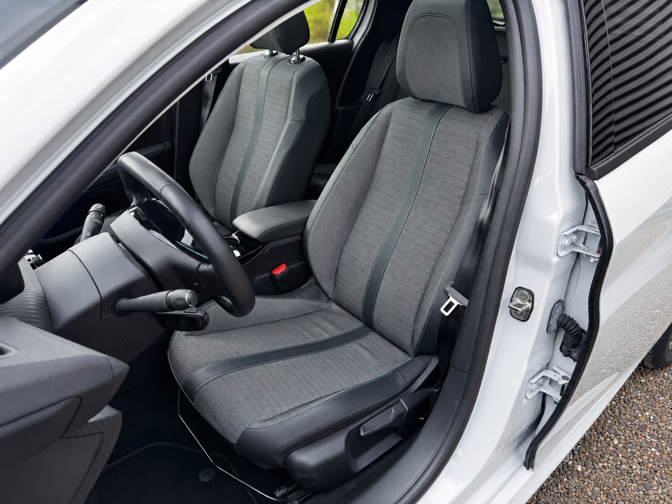 Peugeot 208 1,2 PureTech 100 Allure Sky 5d
