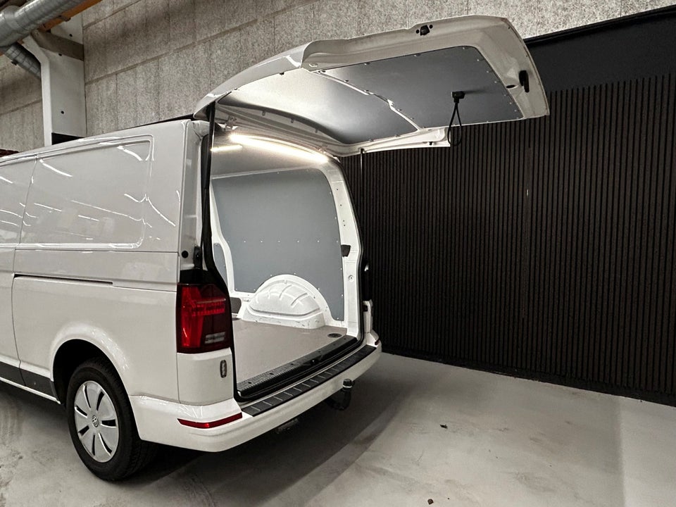 VW Transporter 2,0 TDi 150 Kassevogn lang