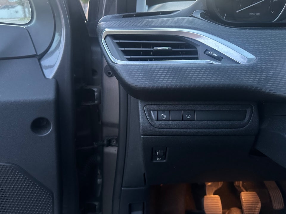 Peugeot 208 1,2 PureTech 82 Allure Sky 5d