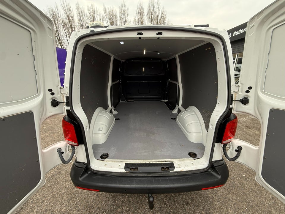 VW Transporter 2,0 TDi 110 Kassevogn lang