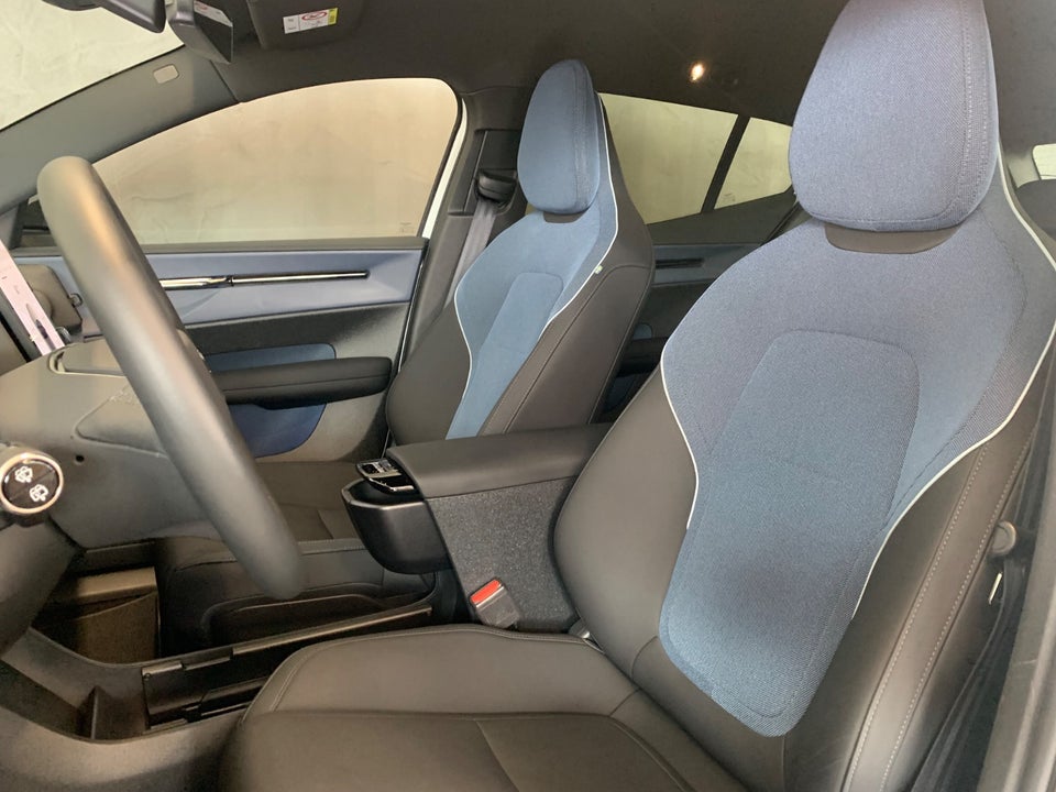 Volvo EX30 Extended Range Plus 5d